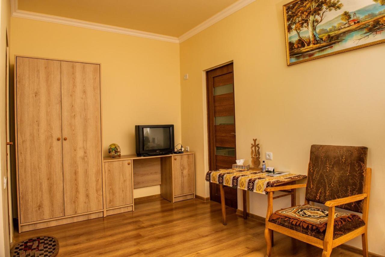 Hayi Tun Guest House Горис Экстерьер фото