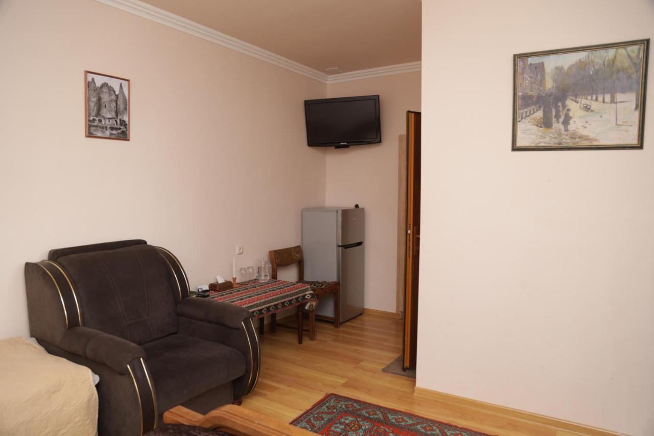 Hayi Tun Guest House Горис Экстерьер фото