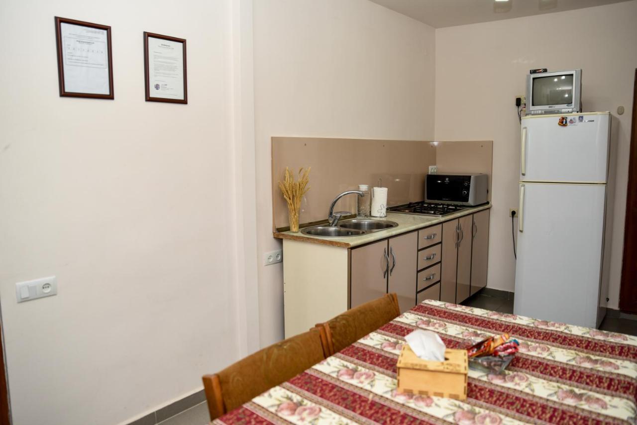 Hayi Tun Guest House Горис Экстерьер фото